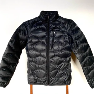 Peak performance storlek M - Peak performance jacka i storlek M, nästan ovanvänd