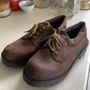 Boots - Dr Martins-lika boots/skor. Lite nötta framtill. Storlek 6 står angivet under skon, gissar ca 38-39. Köparen betalar frakten! 