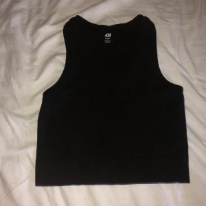 Tränings topp från H&M  - En träningstopp från H&M som endast är provad i storlek S❤️