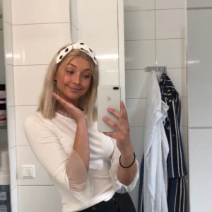 Vit topp - Säljer den här vita toppen från Orsly💞