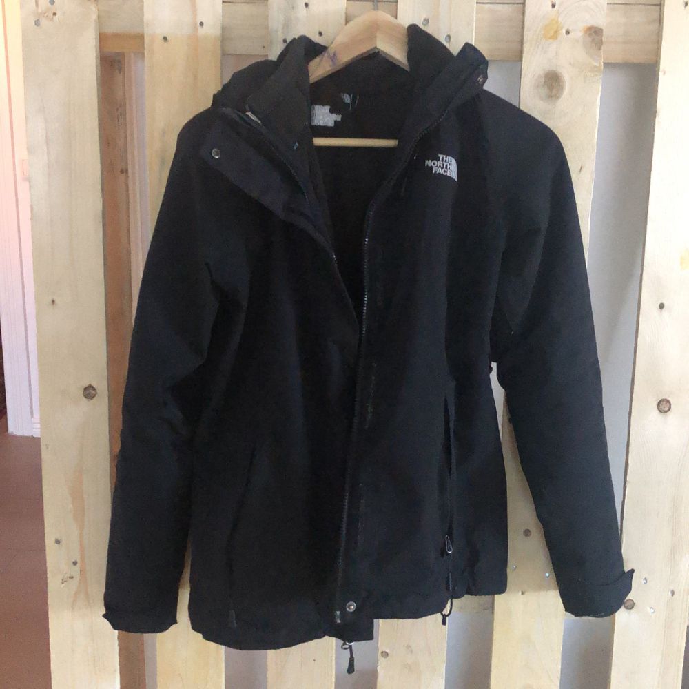 Authentic North Face jacket for winter season. I worn this one for a few years. It’s double form makes it suitable for autumn ans rainy summer days. Waterproof and wind resistant, it shows some defects at the sleeve bottom but apart from that it looks as new. . Jackor.