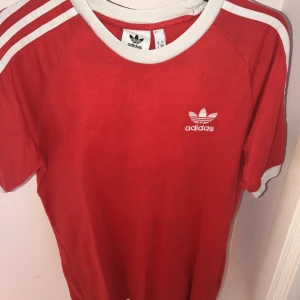 Adidas T-shirt  - Adidas T-shirt, lite urtvättad annars bra skick. 75 kr + frakt.