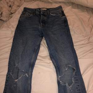 Fina raka mom jeans från Gina. Storlek 38 men skulle mer säga att de är 34/36. Fina slitningar där nere. 