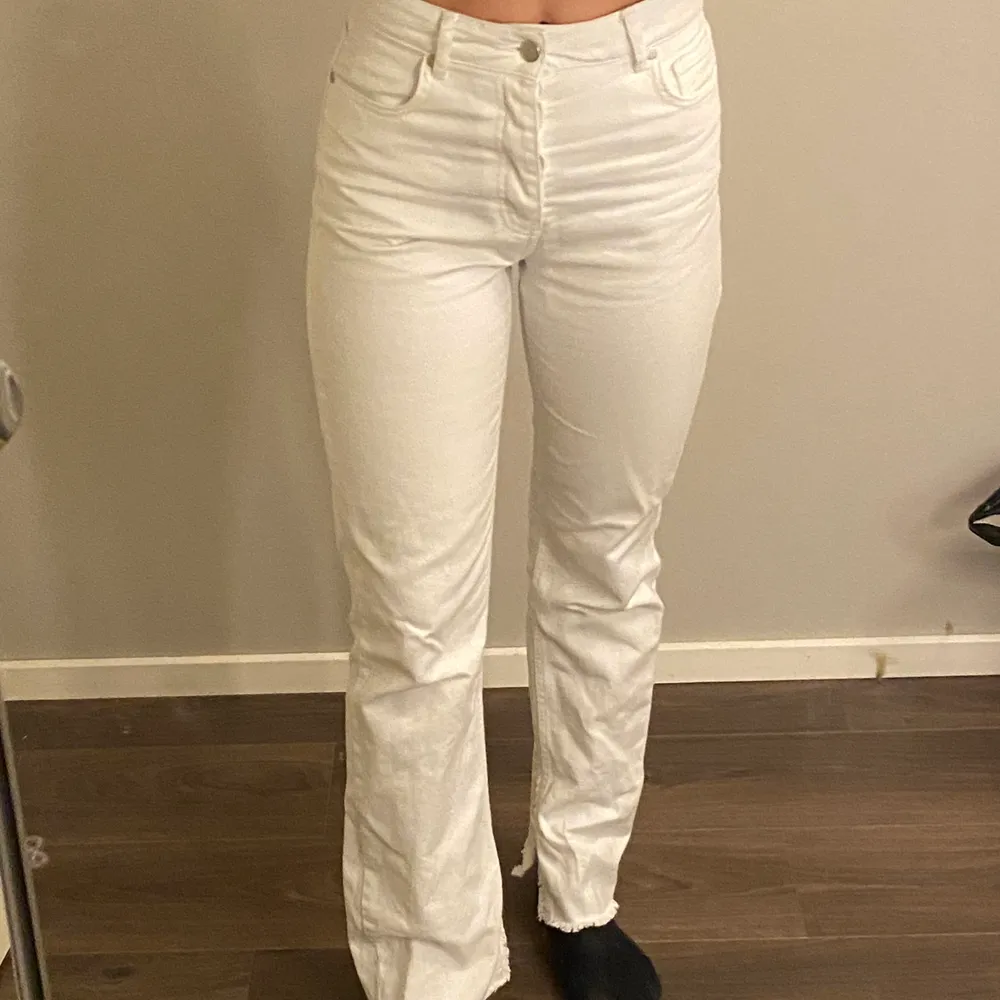 Slutsålda vita jeans ifrån Hanna Schönberg kollektion tillsammans med NAKD, i storlek 36. Köptes för 549kr! (köpare står för frakten). Jeans & Byxor.