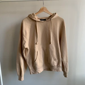 Beige hoodie - Beige hoodie från boohoo i strl s/m, säljer då den aldrig kommer till användning. Skriv om du är intresserad eller undrar något💕 buda gärna