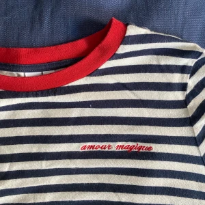 Blå-vitrandig tröja från &otherstories - Supergullig tröja från &otherstories. Jättefin med röda detaljer som jag fått så många kommentarer för. Måste tyvärr sälja då den blivit för liten, men den passar en S❤️❤️