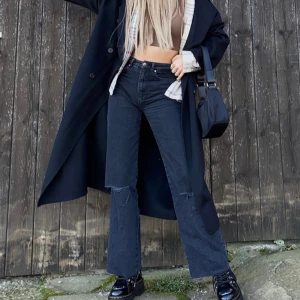 Straight Leg Jeans - Raka jeans från stradivarius som endast är testade. PRISLAPPAR KVAR. Storlek 36 men passar även 38. Säljer då de är lite stora på mig. Superfina jeans med hål på knäna och bra kvalitet. Pris kan diskuteras vid snabb affär. (inte mina bilder)