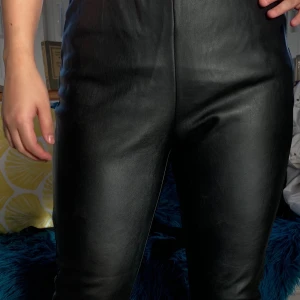 Fake-skinn byxor 🖤 - Jättesköna och snygga byxor, aldrig använda 💞 Köptes för 400kr i Göteborg! Frakten ingår i priset 🥰