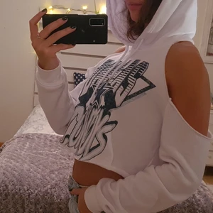 Croppad hoodie - Såå unik och cool hoodie köpt på Forever 21🤩 Säljer pga att den inte riktigt är min stil. Använd max 1-2 gånger så väldigt bra skick! 