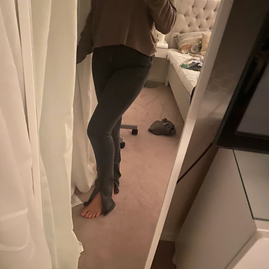 Populära gråa zara jeans med slits  - 90