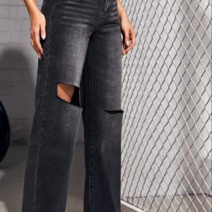 Raka jeans - Ett par skitsnygga straight jeans med hål. Aldrig använda. Storlek 36. Jag är 176 cm och på mig är de lite korta. Kan skicka eller mötas upp i Stockholm<3 