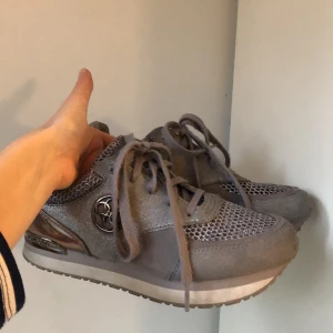 Guess sneakers  - Jätte coola silver guess sneakers, köpta på NK i Stockholm. Använda två gånger, super fina!