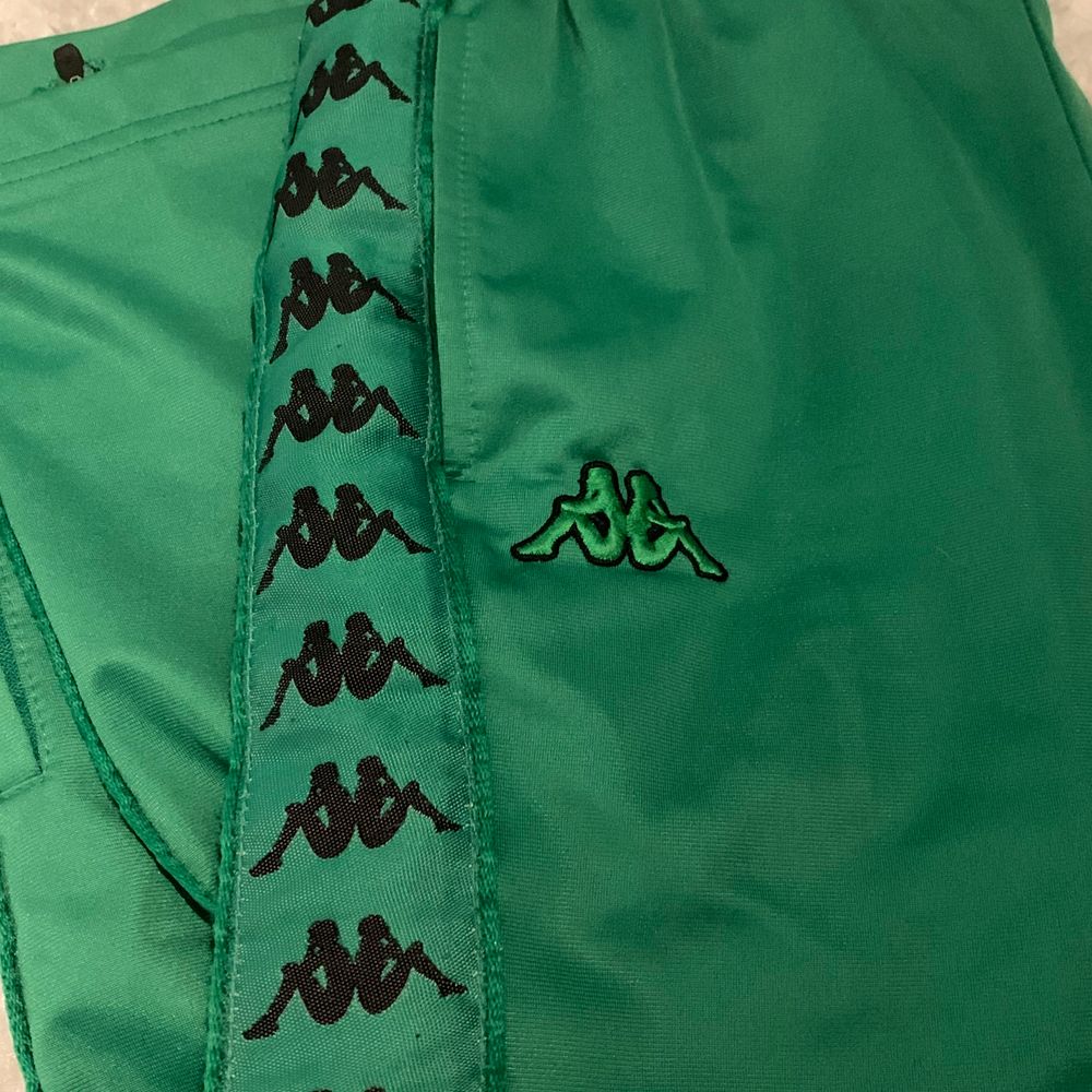 Tyvärr är mina älskade Kappa byxor för små för mig nu :( sjukt cool grön färg som inte går att få tag på längre så passa på!!! Storlek YXL vilket motsvarar ungefär XS skulle jag säga!. Jeans & Byxor.