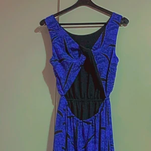 Klänning  - Jättefin lila klänning tyvärr har aldrig använt den😿🥺❤️