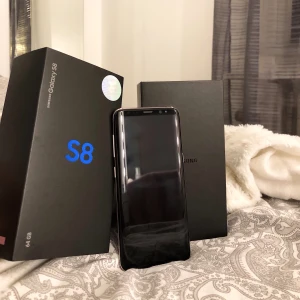 Samsung Galaxy S8 - Fullt fungerande Samsung Galaxy S8. Använd i mindre än 2 år. Har varken repor eller några som helst skador, till och med klistermärkena där bak sitter kvar från köpet!!