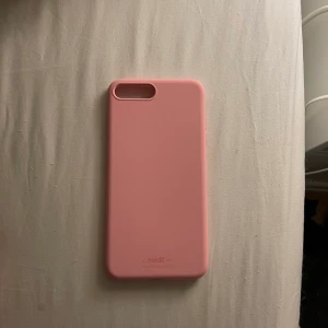 iPhone 8plus skal - Ljusrosa iPhone 8plus silikonskal från holdit, endast testat aldrig använt men råkade tyvärr få en skavank i ena hörnet, inget som syns när skalet sitter på. Köptes för 150kr, köparen står för frakten.