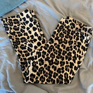 Nu säljer jag dessa jätte coola leopard byxorna ifrån zara som sällan används! De är kostym material och sitter jätte skönt! 
