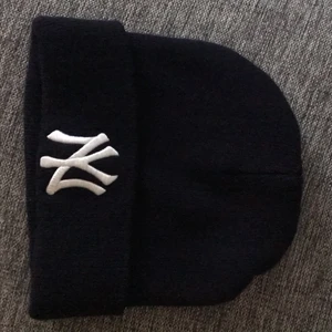 Beanie - Dark navy blue, great condition, 100+ shipping 💓