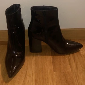 Lackade klackar - Ett par svarta lackade klackar från Nelly köpt för ett år sedan. Andvända fåtal gånger, iprincip nyskick. Strl 38 säljer för 250 kr, frakten tillkommer 🥰