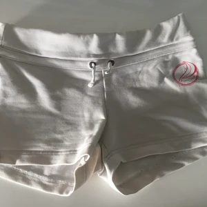 Vita mjukis shorts - Superbra skick. Inga skador eller fläckar. Väldigt små i storleken. Köparen står för frakten 💗