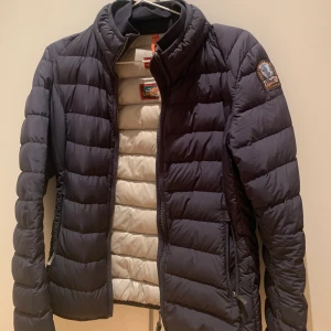 Pjs - Säljer min parajumper äkta använd några gånger men är som ny inga skador alls,går att använda på vintern/höst/vår. Pris går att diskutera.