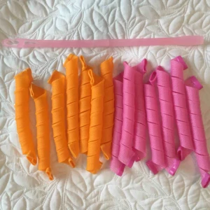  - Easy curlers - vackra skruvlockar enkelt utan värme.  Köpte de 14 spolarna för att slippa använda locktång som ju skadar håret. Började dock strax därefter lägga håret med pincurls. Dessa har därför aldrig kommit till användning. 