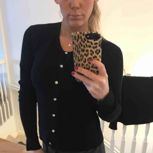  - Svart fin tröja stl s med knappar av söta diamanter 