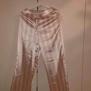 Ljusrosa å vit randiga pyjamas byxor från chiquelle  Köpta för 350kr