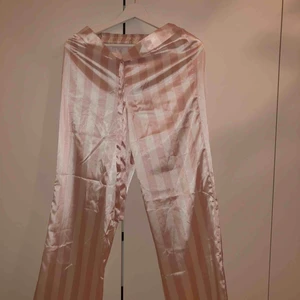  - Ljusrosa å vit randiga pyjamas byxor från chiquelle  Köpta för 350kr