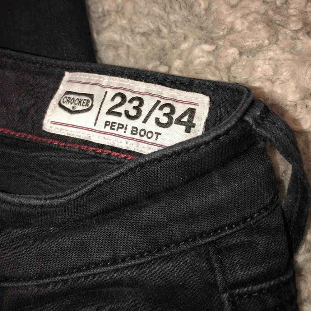Säljer mina svarta Crocker bootcut jeans pga de inte kommer till användning. Jag köpte de på JC hösten 2018!  Det är storlek 23/34 Jag möts upp i Stockholm eller fraktar men då står köparen för frakten!!  500 kr men pris kan diskuteras vid snabb affär. Jeans & Byxor.
