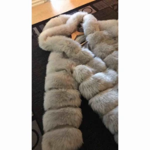  - Hello!🌸 nu säljer jag min underbart fina pälsjacka,den är skön att ha på sig, slänger man på sig denna jacka blir vilken outfit som helst väldigt fin! Färgen stämmer överens med bilderna. Har använt cirka 2-3 gånger. Kommer från ett rökfritt hem.