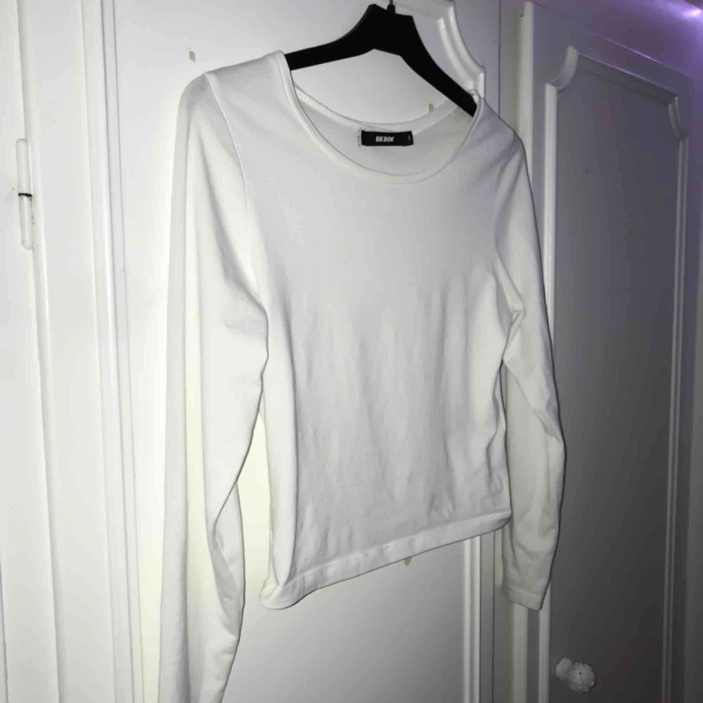 Fin vit basic-tröja från Bikbok, något kortare i modellen, väldigt fin!. Toppar.