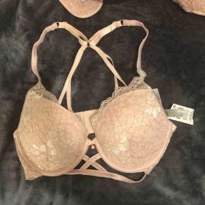  - Helt ny ej testad BH från london. säljes pga fel storlek (70D) 100kr då ingår frakt
