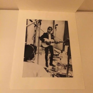  - Bob Dylan-fotografi med board = A4-storlek  Fint skick! Inga fettfläckar etc  Säljer ett till Dylan-fotografi! Kolla in den!  