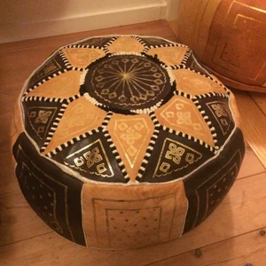  - Ngt mindre marockansk sittpuff i skinn, gott skick! Väldigt fin. Mkt sparsamt använd! Köpt i Marocko. 