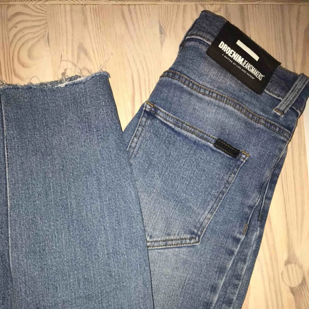 Dr denim jeans i modellen ”Zoey”. Jeansen är i skinny modell med mycket stretch i tyget, hög midja och mörkblå i färgen. Avklippta vid anklarna!  Köparen står för frakten eller upphämtas i Göteborg.  . Jeans & Byxor.
