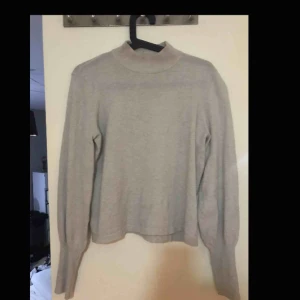  - Stickad tröja med polo från Gina tricot, jätte fin använd kanske 5 ggr