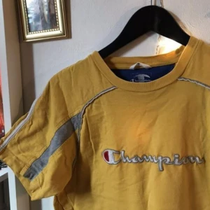  - En gul champion tröja, köpt på beyond retro. Nästan aldrig använd. Den är helt nytvättad därför lite skrynklig :) 