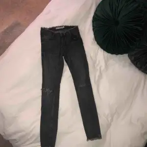 Mörkgråa tighta stretchiga jeans med flare. De är storlek 34a men passar likväl en 36a. Skickar gärna fler bilder om så önskas ☺️ 