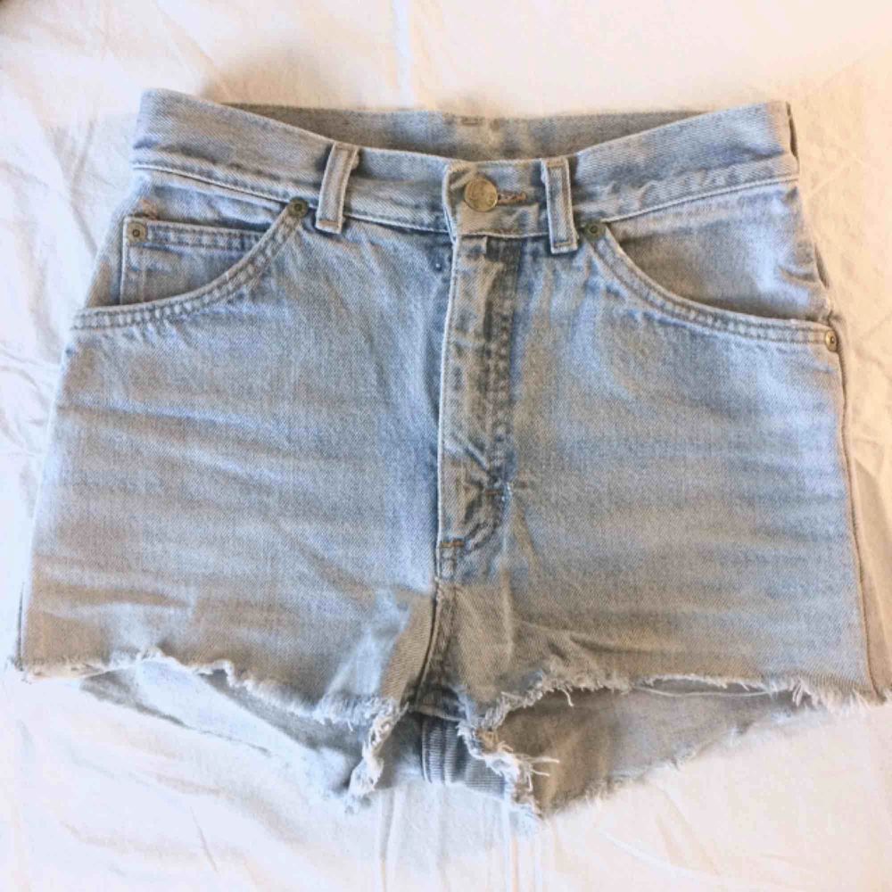 Avklippta jeans shorts i ljus tvätt, hög midja och snygg passform✨. Shorts.