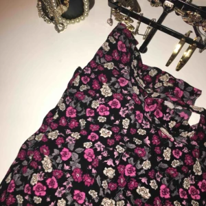  - En tunn blommig blus från H&M! Knappt använd.. Köparen står för frakten, men kan även mötas upp i Kalmar 🎀🌸🌷🌼