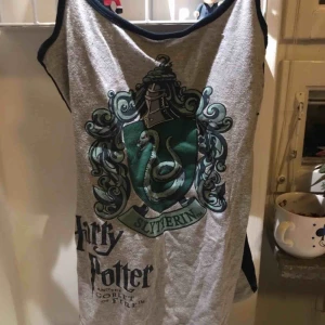  - linne med slytherin-tryck!  köpt på primemark i london. finns i huddinge men kan mötas i stockholm / posta