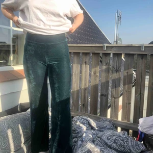  - Sammets byxor från bikbok, knappt använda men går att styla upp snyggt och bekvämt. Köparen står för frakt 