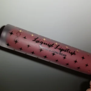  - Ett matt liquid läppstift från Kicks egna märkte med färgen "03 perfekt kiss". Den är endast testad men annars oanvänd och är därför i bra skick och väldigt fräsch. Den sitter på väldigt bra och kladdar inte! Färgen skulle jag beskriva som ganska mörk lila-rosa dusty. Värde 130 kr. Kan mötas i Uppsala och eventuellt Stockholm, men annars betalar du frakten😊 Priset kan diskuteras