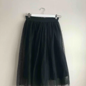  - Midi Tyllkjol från Cubus. Storlek 36 men passar även 34. Frakt tillkommer😊