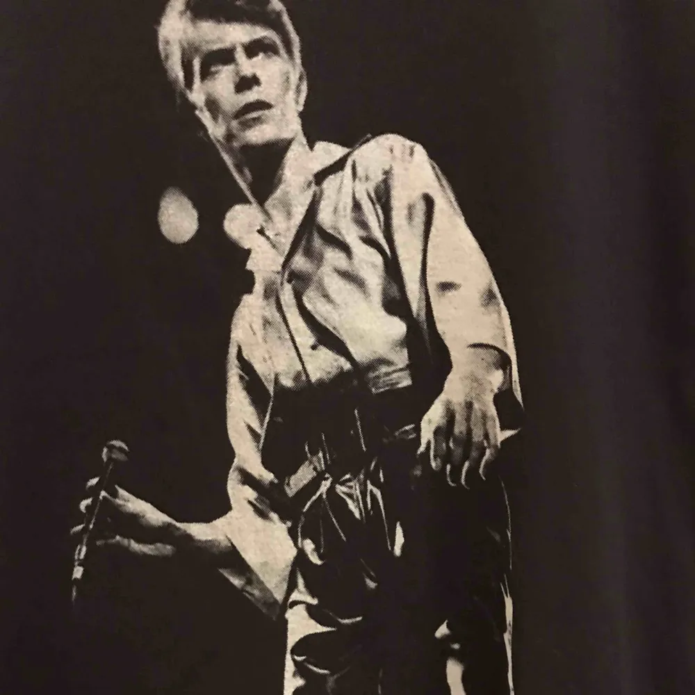 David Bowie linne i storlek S.  30:- plus frakt 9:- =39:-  . Toppar.