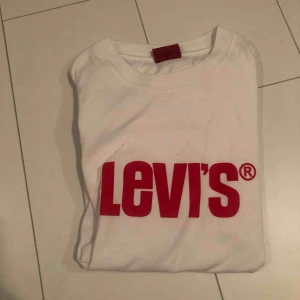 - Inkl fraktavgift, Fint skick, Levis tshirt!