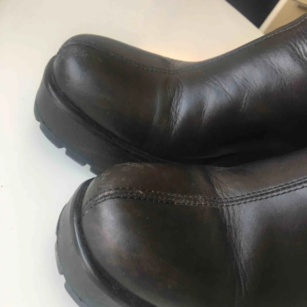 Säljer Vagabond sina populära Dioon boots i läder. Nypris 1100kr. Har används lite, men vill si dom är i väldigt bra skick. Lite märke framme på skorna, som syns på bild nr 2. Bjuder på frakt!. Skor.