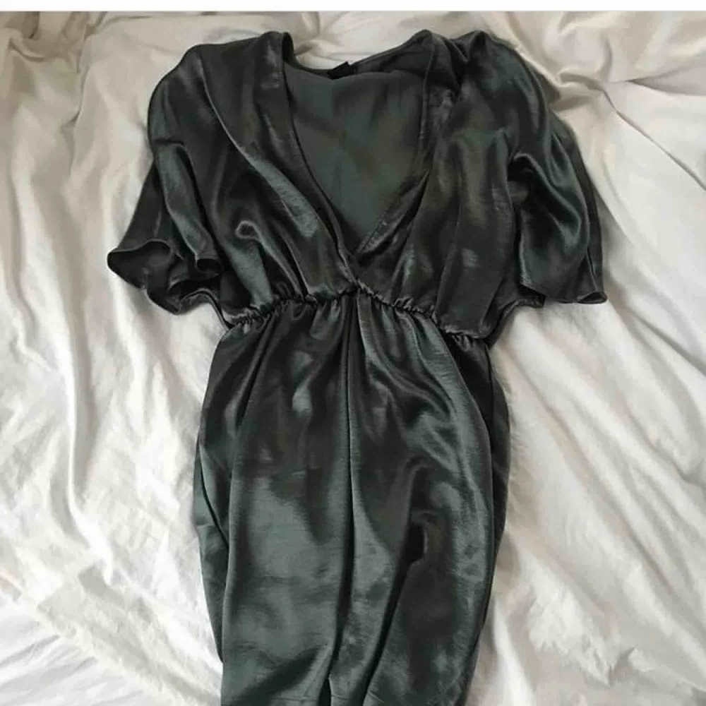 Jättefin klänning från Gina tricot, använd 1-2 gånger, nypris 499. ☺️ frakt på 39 kr tillkommer . Klänningar.