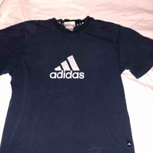 T-shirt från Adidas, köparen står för frakten 